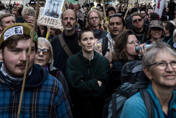 Extinction Rebellion protesters witnessed one of the arrests of an activist by the Scotland Yard police. The hourglass symbol inscribed in a circle is the work of the British author ESP. It's used by the group to indicate: "there is no more time". London, 09 October 2019.