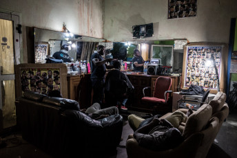 The night before the eviction, the last building, the orange one, is still full of things and people. Abu, the barber, cuts a guy’s hair on the ground floor. The MOI experience is coming to an end. Turin.