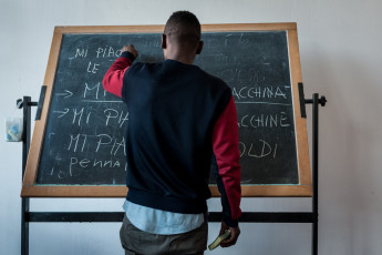 Sido in the ex MOI school managed by a group of volunteers. Thanks to his secondary school diploma, he was able to take part in one of the work placement projects organized by the Cooperativa ORSO, which has always been involved in the work placement of migrants. Turin.