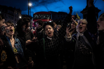 The night before the clearing of the Trafalgar Square camp, there was a big demonstration in the square. The traffic in this central area was blocked and diverted during the protests. This created discomfort to motorists, but made an area of the city usually unlivable, a completely different and much more humane place. London, October 13, 2019.