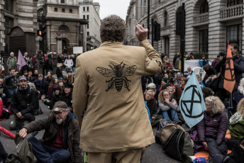 One of the last actions organized had as its purpose the occupation of the streets in the middle of the City of London. The financial district par excellence. On the morning of October 14, hundreds of activists gathered in the square in front of Bank Station. Many of them stuck to the ground in protest. London, October 14, 2019.
