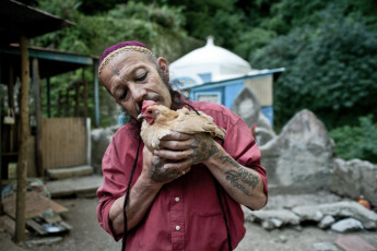 Gianni is an artist, a poet and a designer. He lives in the Porto valley of Positano surrounded by his animals. Doves, cats, chickens, fish, turtles and dogs. They used to be many more in the past and to follow him on his walks. Gianni has many of their names tattooed on his skin. Campania.